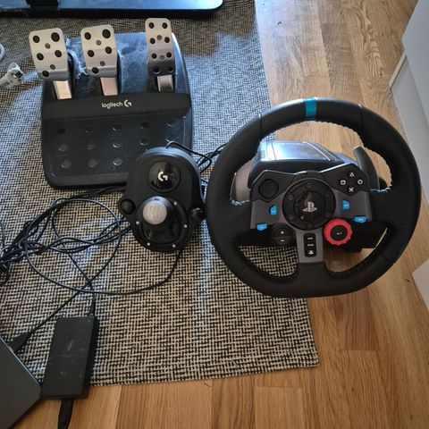 Logitech G29 Racing Wheel with Pedals and Gear Sticks. - - Xbox/Playstation/Pc