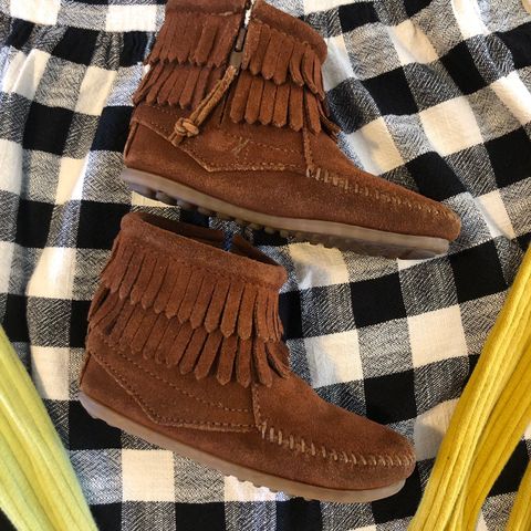 SETT: ZARA kjole, MINNETONKA double fringe boots 28 + 2 MINISTRIKK strømpebukser