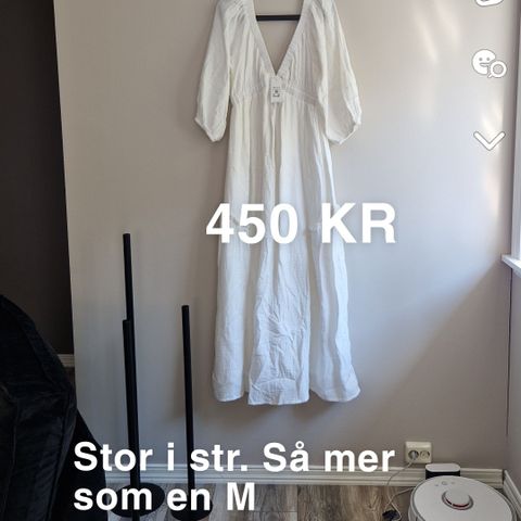 Mange fine kjoler selges. Enda med lapp på