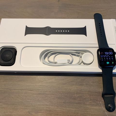 Apple Watch Series 7 LTE Midnight Aluminum Case Midnight Sport Band 45 MM