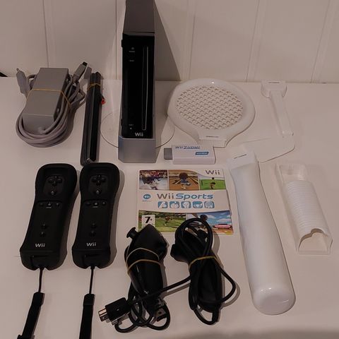 Nintendo Wii med 2 kontrollere, nunchucks & Wii sports og HDMI adapter + utstyr