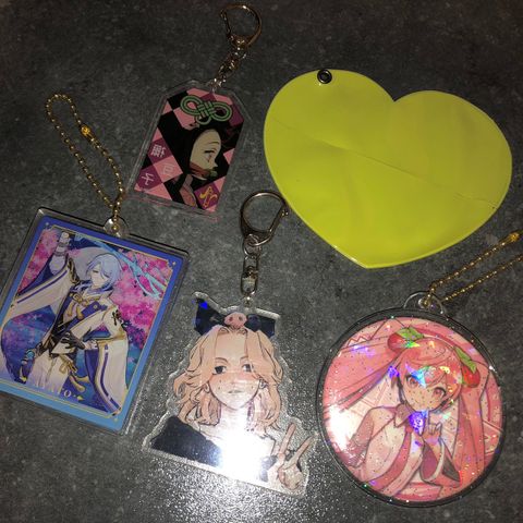 diverse anime pin og keychains sett