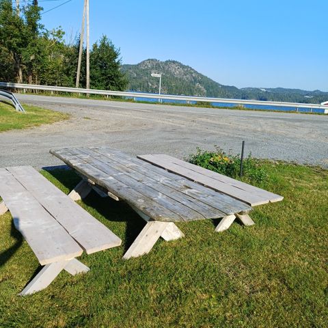 Rustikk hagebord med patina (håndtverk)