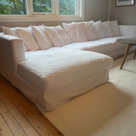 Stor hvit sofa