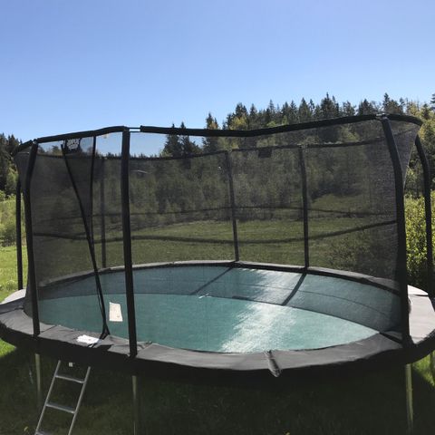 Stor oval trampoline til salgs