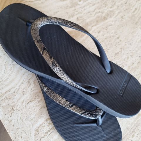 OLAIAN flip flops 39