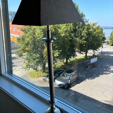 Høy bordlampe