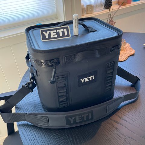 Yeti Hopper Flip 12 BLACK