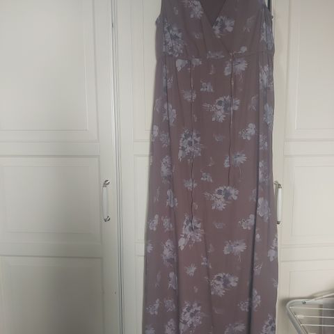 Noa Noa søt MAXI kjole. Mørk beige / Lysebrun. Blomstret.