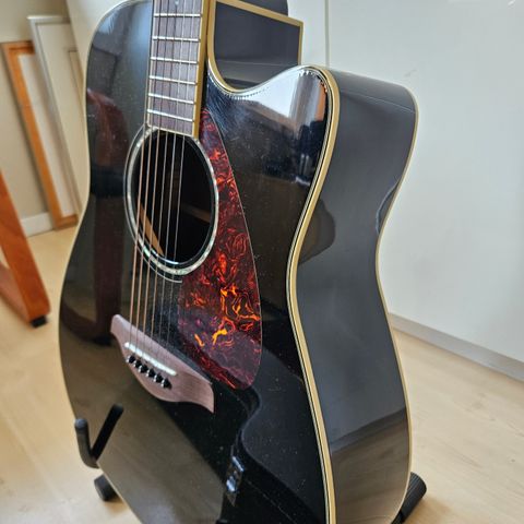 Yamaha FGX730SC halv-akustisk gitar