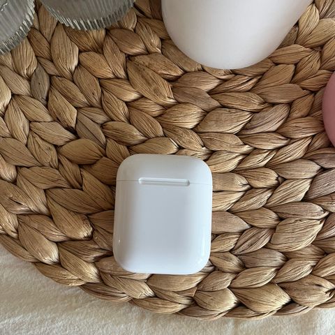 AirPods case med høyre AirPod