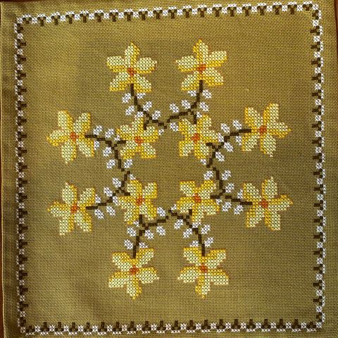 Retro brodert duk gul oransje med blomster