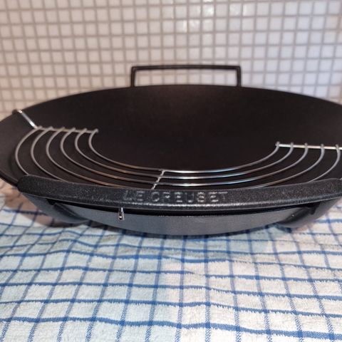 Wok i støpejern fra Le Creuset