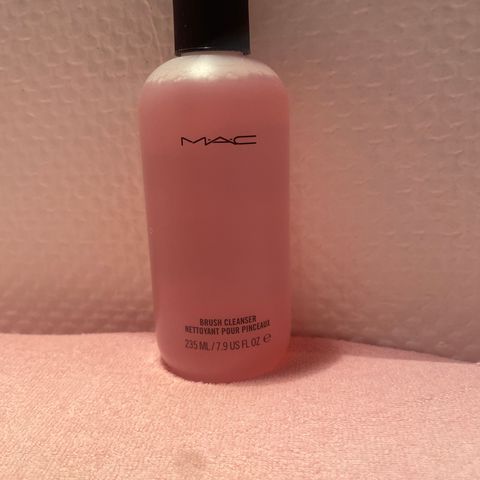 MAC brush cleanser. Sminkekost renser