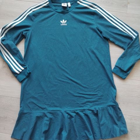 Adidas kjole str 44