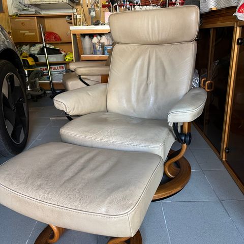 Ekornets stressless beige skinn med krakk