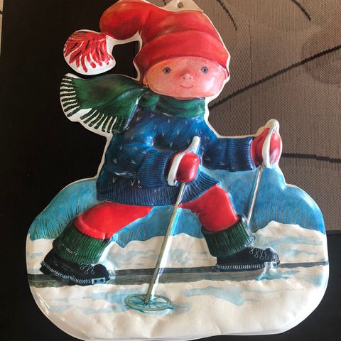 Nisse dekor til vegg i plast. Retro jul / julepynt. B: 28 cm. H:  35 cm