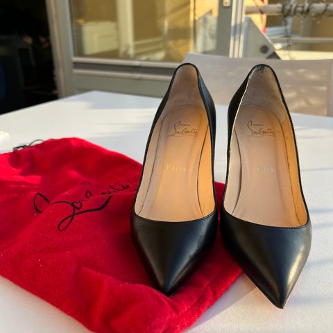 Louboutin pumps str 36, svært lite brukt