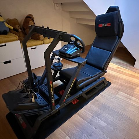 Strøken Next Level Racing F-gt med Logitech G920 driving force ratt