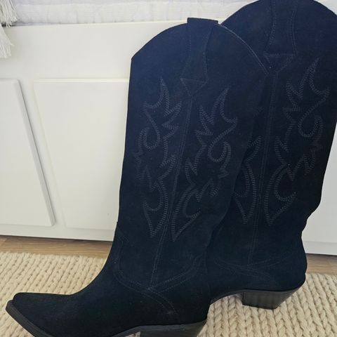 NYE boots, svarte, semsket