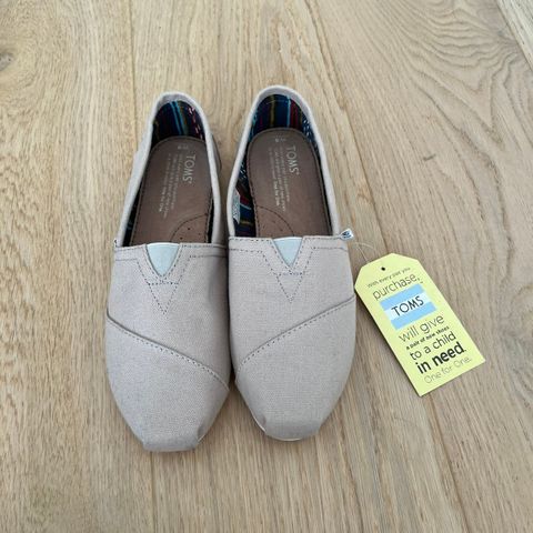 NYE Toms str. 38,5