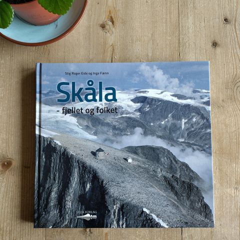 Praktboka: Skåla - fjellet og folket av Eide & Fænn 2011