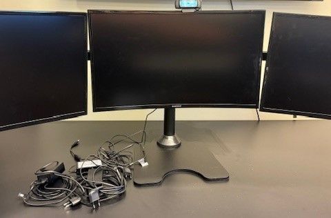 3 Samsung Monitor på stativ inkl Targus docking stasjon