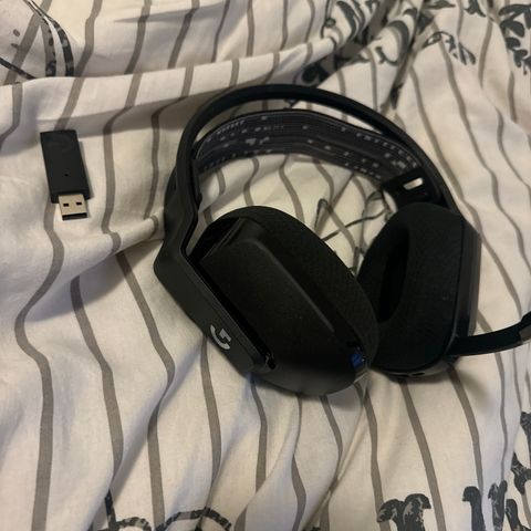 Logitech G733 headsett selges