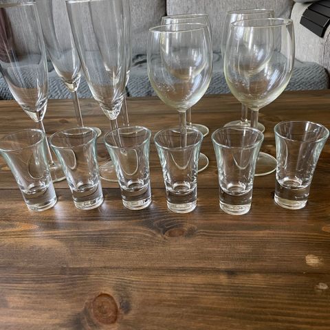 LOT med glass selges samlet 100kr.