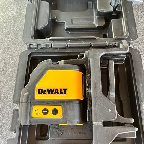 DeWALT DW088 Krysslaser med magnet og koffert