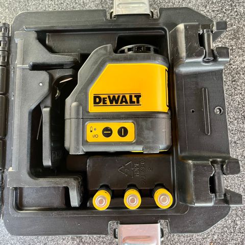 DeWALT DW088 Krysslaser med magnet og koffert.