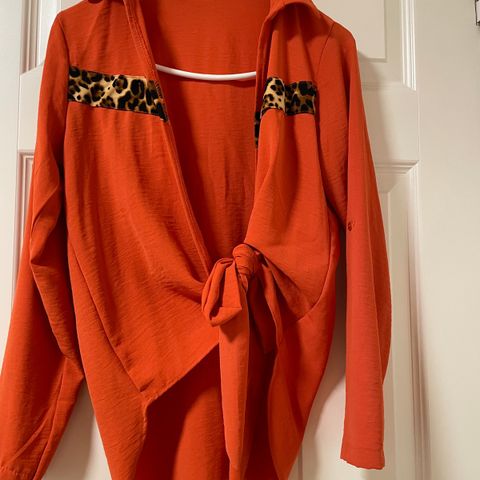 Cardigan i oransje