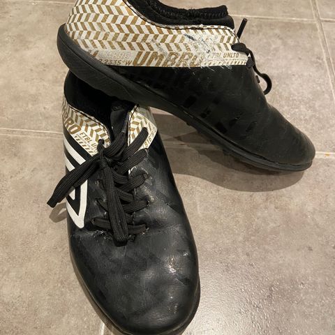 Umbro fotballsko/ hallsko 34