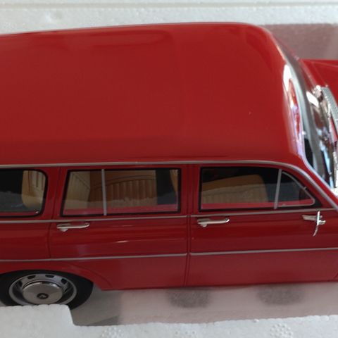 Volvo Amazon herregårdsvogn 1:18