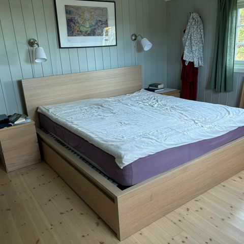 IKEA Brimnes dobbeltseng 180 cm med to nattbord