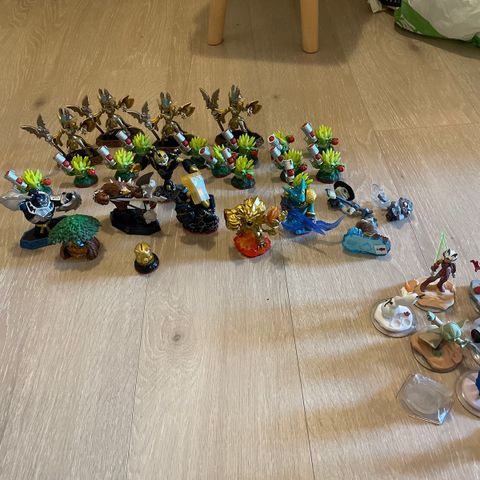 To skylanders pakker selges samlet