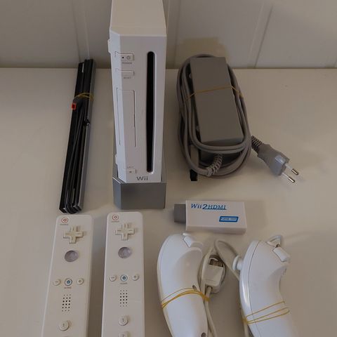 Nintendo Wii med 2 kontrollere & 2 nunchucks + HDMI adapter. Gamecube kompatibel