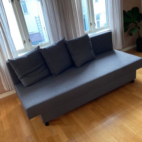 Pent brukt Sovesofa fra Ikea med overmadrass og puter