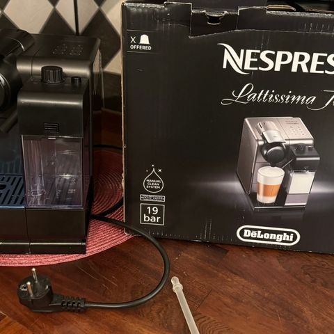 nespresso lattissima touch nesten ikke brukt