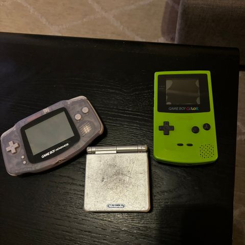 Utfører reparasjon og modifisering av din gameboy