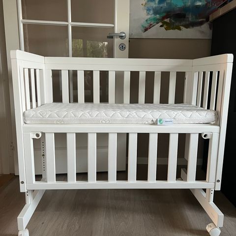 Troll bedside crib