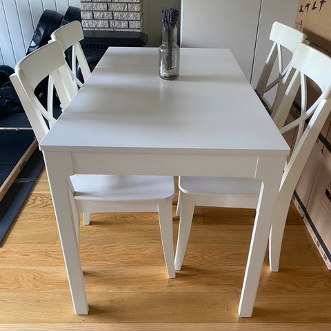 Ikea spisebord og 4 stoler