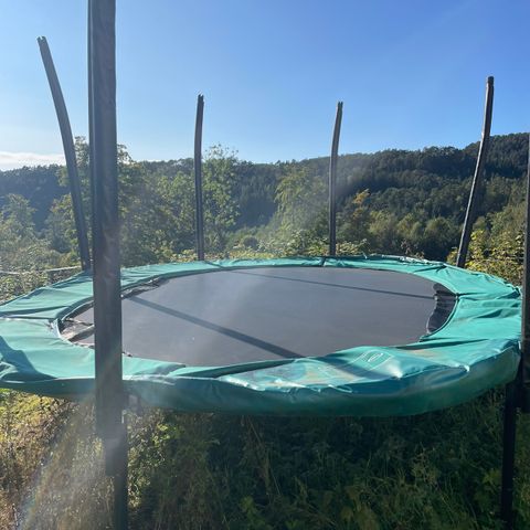 Trampoline 3,4 x 5m, gis bort, må hentes.