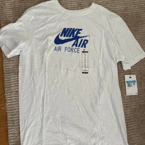 Ubrukt/ny! Flott hvit Nike Air Force t-skjorte str M