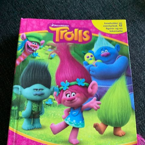 Trolls bok med figurer og lekematte