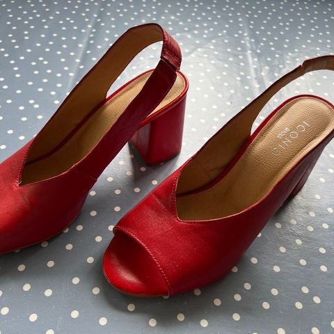 Iconic slingback pumps str. 39