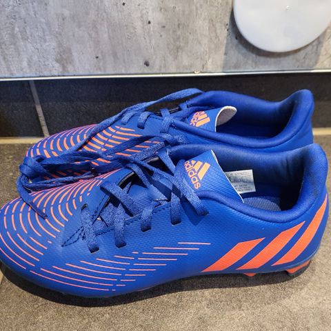 Fotballsko str 35,5. Adidas predator