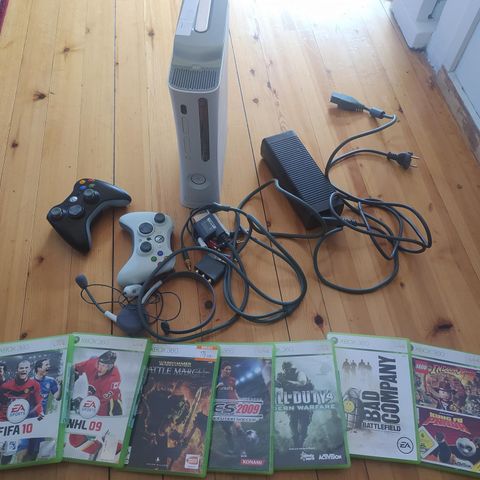 Xbox 360 med 2 kontroller og 7 spel