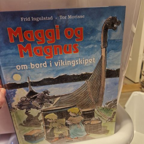 Maggi og Magnus ombord i vikingskipet