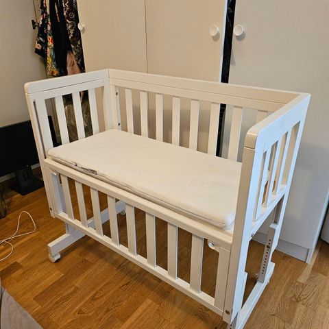 Troll bedside crib med BabyDan madrass.